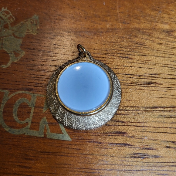 Vintage Round Gold Tone Photo Frame Pendant Charm Necklace - Picture 8 of 14